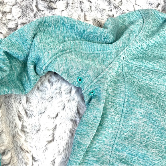 Oakley Wind and Water Resistant Hooded Jacket - Picture 10 of 15